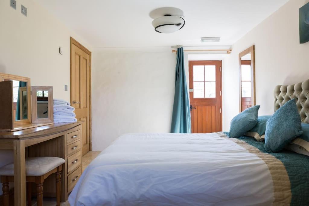 Broadway Farm Barn With Hot Tub * Swansea